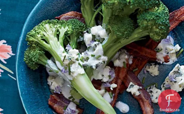 Broccoli cu slănină, brânză albastră și pansament de fermă