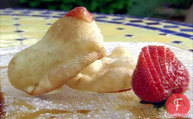 Sopaipillas și compot de fructe Sherried pe cremă de patiserie cu miere cu glazură Vinagres de Yema Gran Reserva
