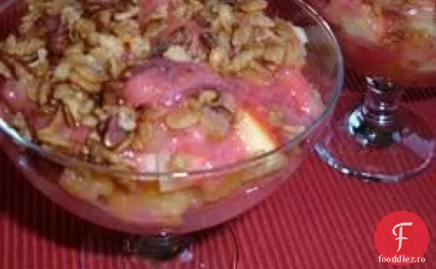Salată De Fructe Crocante Cu Sos De Căpșuni
