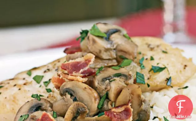 Halibut fiert cu slănină și ciuperci