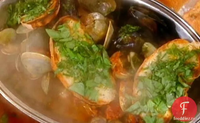 Brodetto di Cozze e Vongole con Bruschetta di Erbe (supă de scoici și midii aburite)