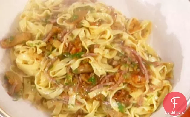 Tagliatelle con Funghi e Prosciutto (tăiței cu panglică cu ciuperci și Prosciutto)