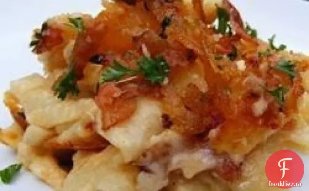 Macaroane și brânză cu ceapă caramelizată și slănină