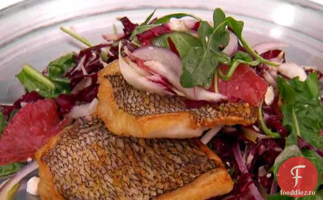 Biban de mare negru cu verdeață amară, fenicul, Grapefruit și salată de Feta