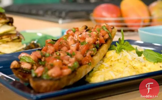 Ouă moi amestecate cu Romano și piper negru cu Bruschetta de roșii