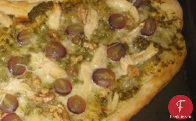 Pizza Pesto cu struguri, pui și nuci