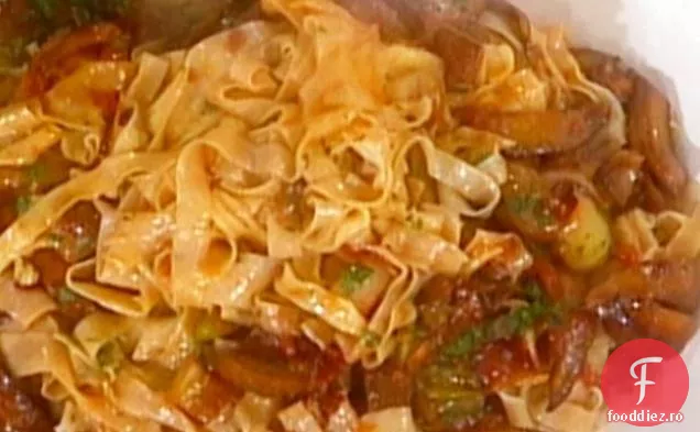 Tagliatelle con Funghi e Prosciutto: tăiței cu panglică cu ciuperci și ProsciuttoLeftovers: Pattone: Tagliatelle refrigerate