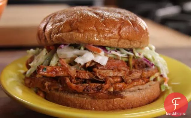 Sandvișul dulce și picant de porc și Slaw al lui Bobby