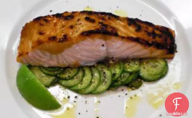 Miso-Halibut glazurat cu castraveți feliați