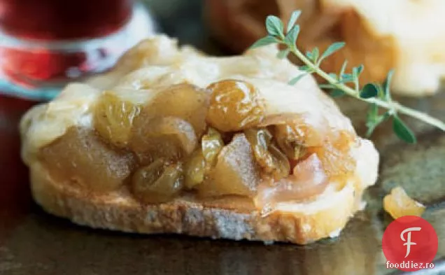 Brie la cuptor cu compot de stafide aurii