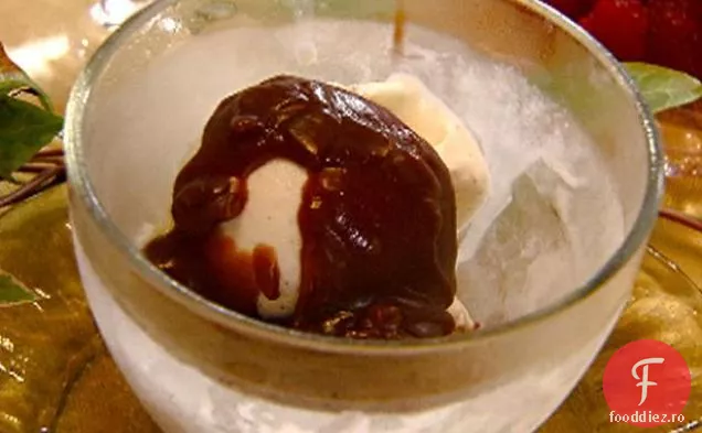 Sos Balsamic-Caramel peste înghețată de vanilie