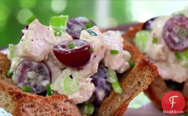 Salată de pui în cupe de pâine prăjită
