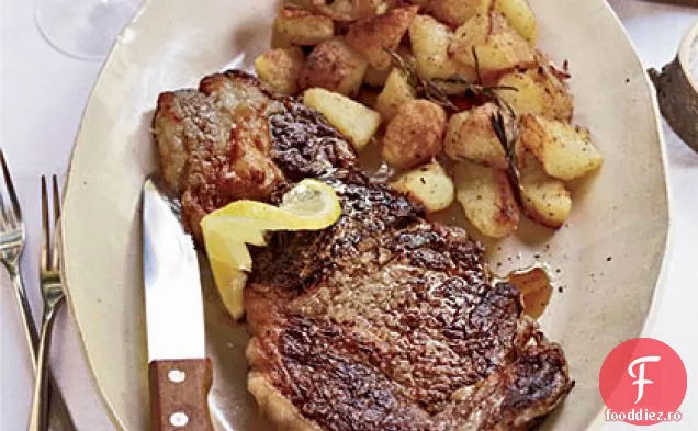 Fripturi cu ochi de coaste la grătar cu cartofi prăjiți de rozmarin