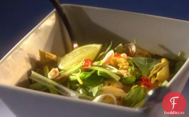 Supă De Tăiței De Pui Cu Curry Thailandez