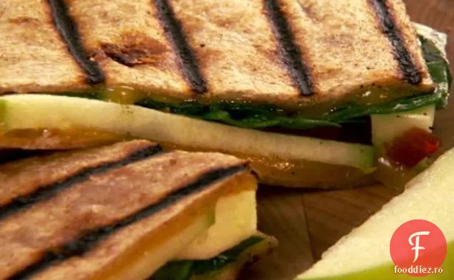 Cheddar afumat și quesadilla de mere