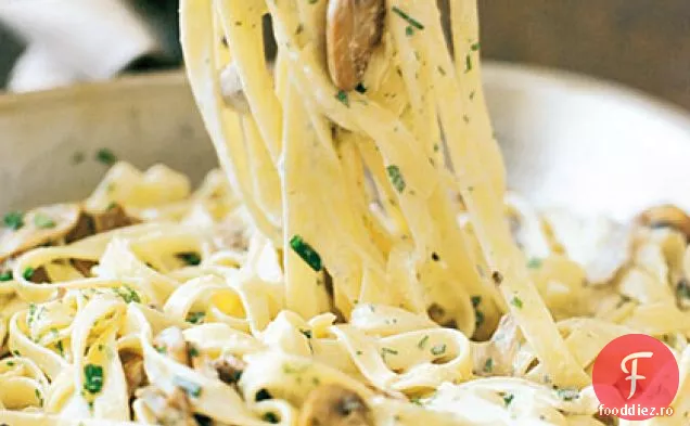 Fettuccine cu ciuperci, tarhon și sos de brânză de capră