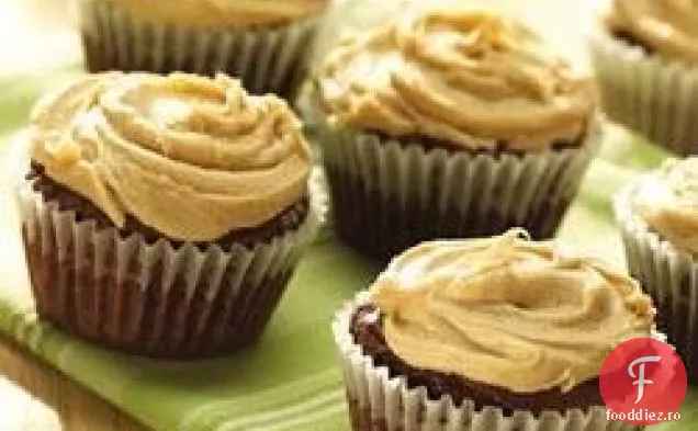 Cupcakes cu ciocolată fudge cu glazură de unt de arahide
