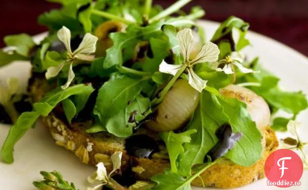 Ceapă Cipollini înăbușită cu unt cu rucola și sirop Balsamic pe pâine prăjită cu mai multe cereale