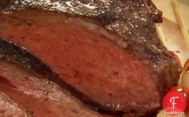 Friptură Picanha Tri-Tip cu roșii Cherry carbonizate și ceapă