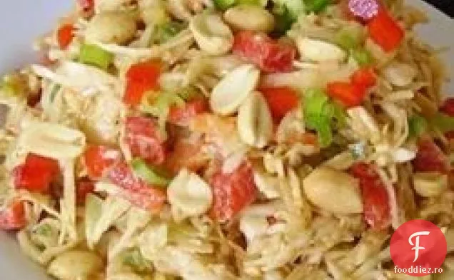 Slaw asiatic-American cu arahide și Jalapenos