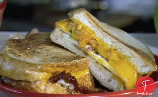 Sandwich cu mere la grătar, slănină și Cheddar cu maioneză de ceapă roșie prăjită