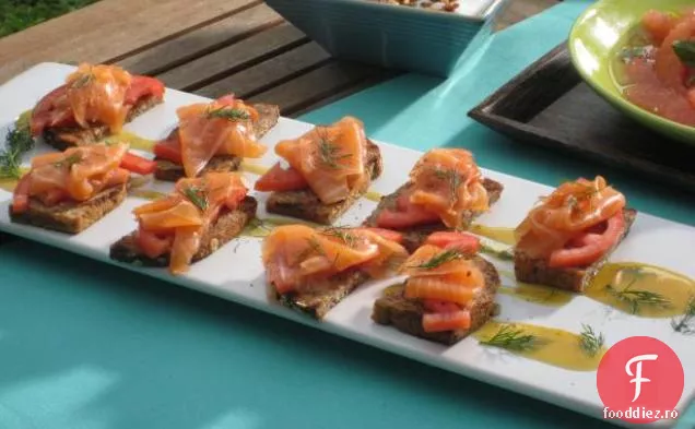 Somon afumat pe pâine cu șapte cereale la grătar cu roșii și mărar