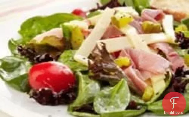 Salată de șuncă, legume de grădină și amestec de primăvară cu brânză elvețiană