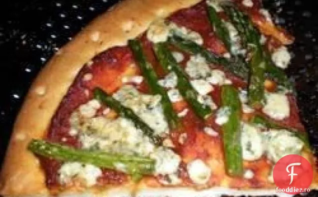 Pizza cu brânză albastră și sparanghel