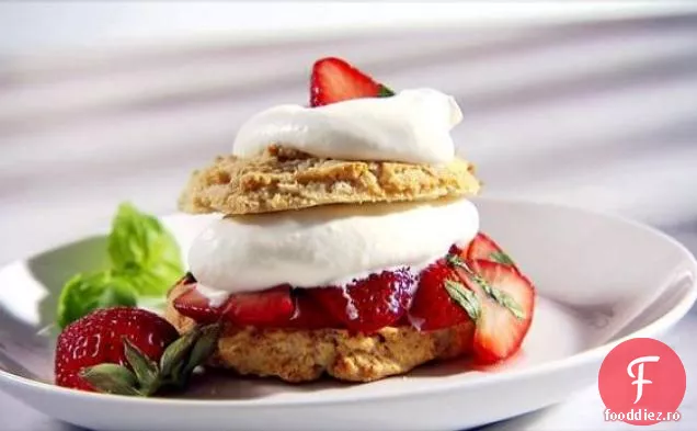 Shortcake cu ciocolată albă cu căpșuni de busuioc