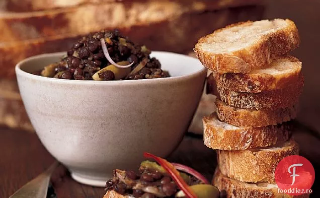 Crostini cu salată de linte și măsline verzi