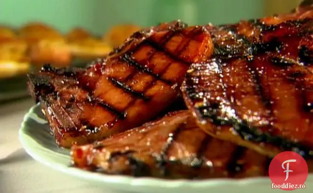 Cotlet de porc afumat la grătar cu glazură dulce și acră
