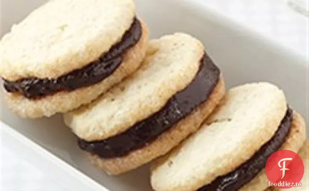 Cookie-uri sandwich cu brânză cremă cu umplutură de ciocolată neagră