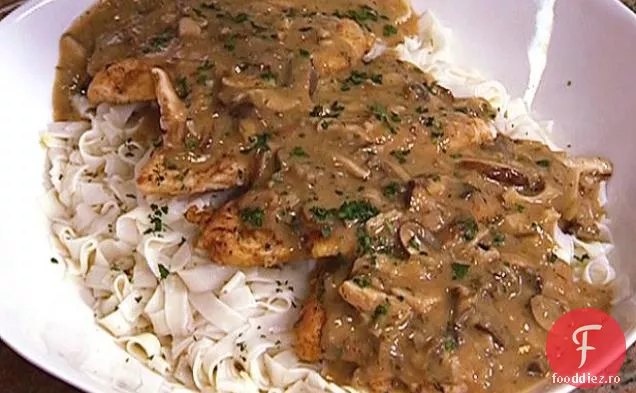Pui de mărar cu lămâie cu ciuperci sălbatice peste Fettuccini