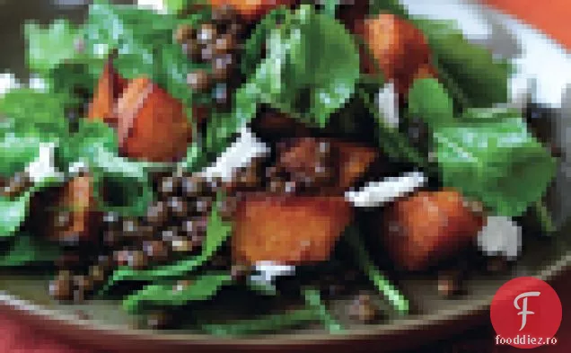 Salată condimentată de dovleac, linte și brânză de capră