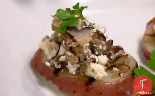 Cartofi noi la grătar cu ciuperci Shiitake, ceapă eșalotă și brânză de capră