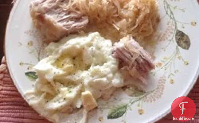 Friptură de porc cu mere, bere și varză murată