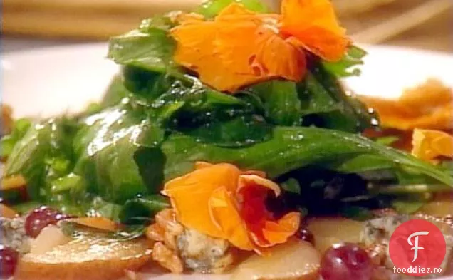 Salată dulce de pere și Gorgonzola cu rachetă, Năsturel, nuci și miere de flori portocalii