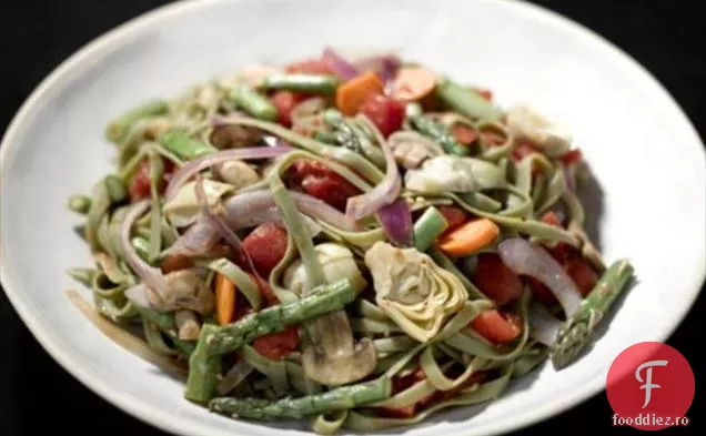 Fettuccine de spanac cu legume sotate, inimi de anghinare și Mozzarella mărunțită