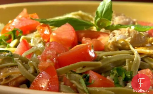 Fettuccine de spanac cu sos de unt de scoici și roșii tăiate cubulețe