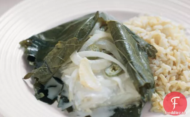 Halibut învelit în frunze de struguri