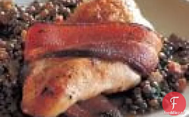 Piept de pui învelit cu slănină cu salată caldă de linte