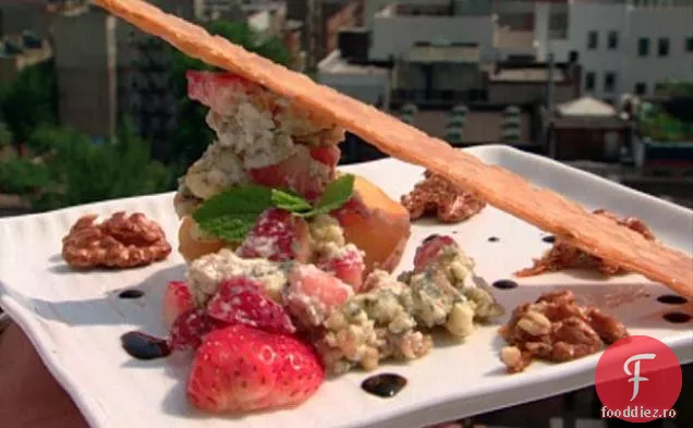 Piersici de vară braconate cu salată de căpșuni Stilton