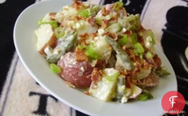 Salată de cartofi cu brânză albastră și slănină