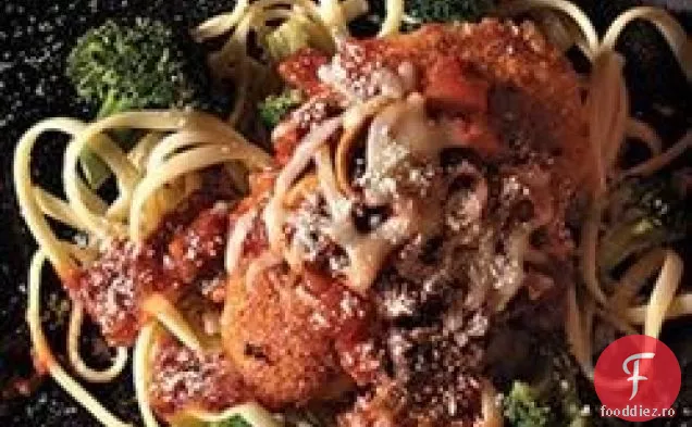Parmezan de pui cu linguină și Broccoli