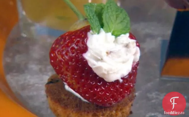 Căpșuni cu tulpină lungă umplute cu brânză de capră Purple Haze