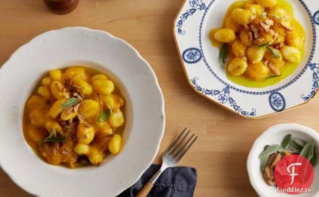 Sos de dovlecei de Butternut cu salvie
