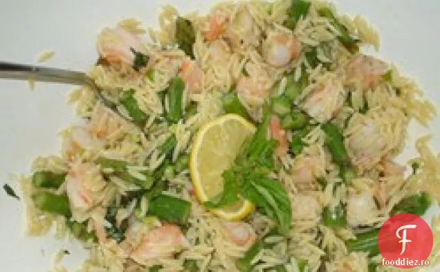 Orzo și salată de creveți cu sparanghel