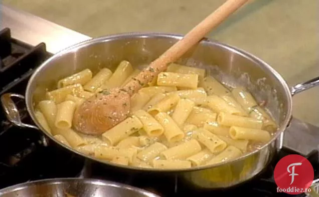 Paste de miner de cărbune cu șuncă și ouă: Rigatoni alla Carbonara