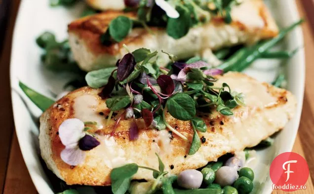 Halibut cu fasole amestecată și sos de unt de lămâie