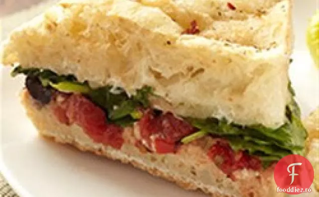 Focaccia umplută cu spanac, roșii, măsline și Mozzarella